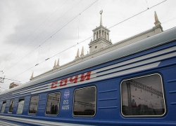 В Сочи автобусами перевозят пассажиров поездов, задержанных из-за упавших деревьев