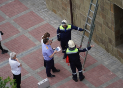 В Краснодаре женщина выпала с балкона высотки