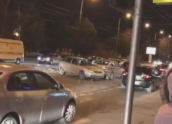 В массовой аварии в Краснодаре пострадали шесть автомобилей и одна девушка