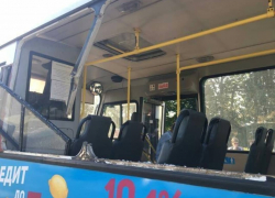 Пассажиры автобуса пострадали из-за отстегнувшегося ковша грузовика в Краснодаре