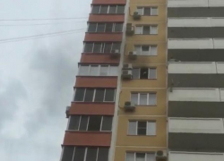 В Краснодаре в многоэтажке вспыхнул пожар