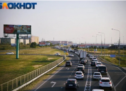 В Краснодарском крае образовались многокилометровые пробки к морю