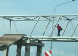 Мужчина пролез над трассой по недостроенному переходу в Краснодаре