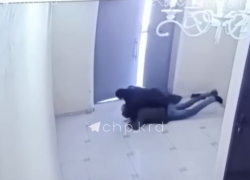 В Краснодаре мужчина чуть не задушил 13-летнего подростка за стук в дверь