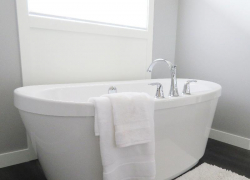 Жена федерального судьи с проломленной головой рассказала, что её муж упал в ванной