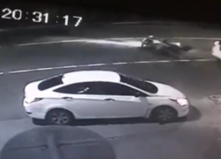 В Сочи водитель сбил девушку на мотоцикле и поехал дальше