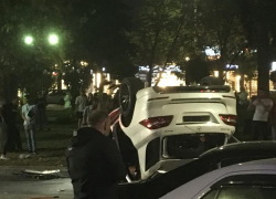 Перевернувшийся на крышу «Мерседес», люди с автоматами: ночью в центре Краснодара произошло ДТП 