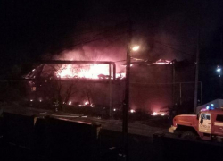 Крупный пожар в жилом доме произошел в поселке Новознаменском