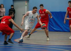 Мэр Краснодара Евгений Первышов сыграл со школьниками в баскетбол 