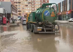 «Тонет вся улица»: краснодарцев возмутила работа водооткачивающей техники