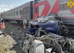 Поезд Адлер - Москва раздавил цементовоз