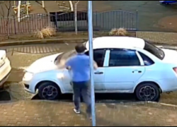 В Краснодаре мужчина напал на машины