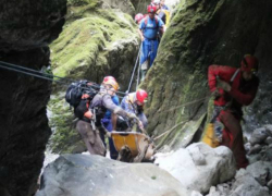 Спасатели показали на видео, как эвакуировали тело дайвера в Сочи