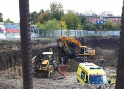 В Краснодаре на стройке дома на рабочего обрушился грунт