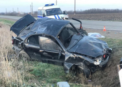 В Краснодарском крае легковушка съехала с дороги и перевернулась