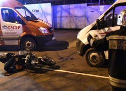 В Краснодаре байкерша врезалась в Mercedes