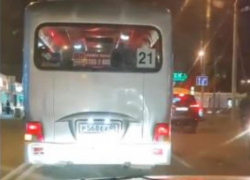 «Все время из-за автобусов тут возникают пробки», - краснодарец о том, как маршрутчики нарушают ПДД