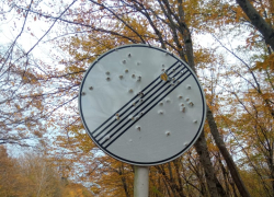 Под Краснодаром расстреляли дорожные знаки