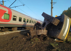 Пассажирский поезд из Адлера врезался в грузовик и слетел с рельсов