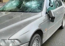 В Краснодаре неизвестная девушка изуродовала «БМВ» топором