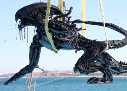 Новую фигуру Чужого «утопили» в подводном парке Анапы