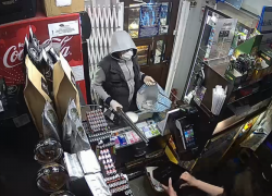  Мужчина в маске и с оружием ограбил магазин в центре Краснодара 