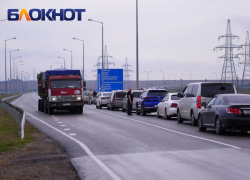 Десятки авто застряли в пробках у Крымского моста