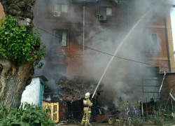 В центре Краснодара загорелось здание