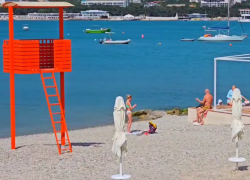 «Люди загорают и катаются на сапах»: блогер показал обстановку на пляже Геленджика