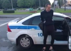 Танцующего водителя в неадекватном состоянии задержали в Краснодаре