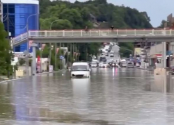 Туристическую группу с 37 детьми нашли в лесу, людей эвакуируют из домов, а дороги перекрывают: разгул стихии в Краснодарском крае