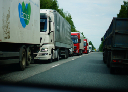 На трассах Кубани выявлены сотни нарушений весовых норм большегрузами