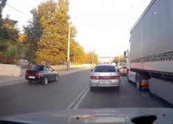  Объезжавшего пробку по встречке автохама зажал грузовик в Новороссийске 