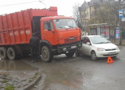 В Краснодаре мусоровоз протаранил легковушку