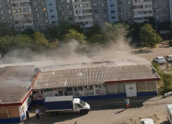 В Краснодаре загорелся продуктовый магазин