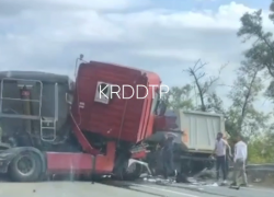 В Краснодарском крае в ДТП столкнулись два большегруза