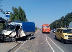 В Краснодаре «Газель» врезалась в остановку и сбила 17-летнюю девушку