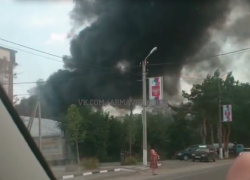  В Армавире вспыхнула гора из автопокрышек