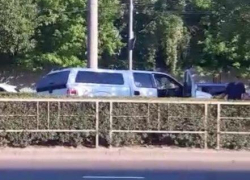 Иномарка снесла ограждения и оказалась на трамвайных путях в Краснодаре 