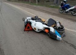  Пассажир мотоцикла упал на дорогу после ДТП в Крымском районе 