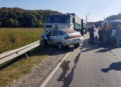 На Кубани разбились насмерть двое человек в ДТП с КамАЗом