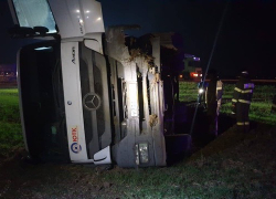 Под Краснодаром грузовик вылетел с трассы и опрокинулся на правый бок