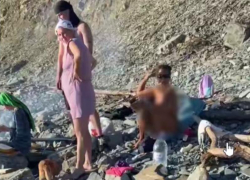 Зрелые нудисты закидали туриста с камерой камнями на пляже в Анапе 