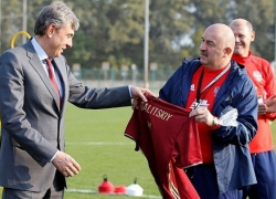 Черчесов подарил Галицкому футболку национальной сборной