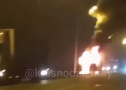 Полыхающий большегруз на Ростовском шоссе в Краснодаре попал на видео