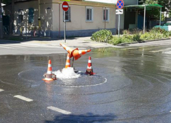 В Краснодаре посередине проезжей части забил фонтан