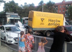  Водитель троллейбуса в Краснодаре потеряла сознание и «собрала» 10 машин 