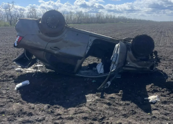 На Кубани легковушка вылетела в поле и перевернулась: погибли двое 