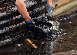 В Ейске в акватории порта ликвидировали разлив нефти