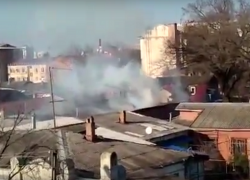  Пожарные долго не могли подъехать к горящему в центре Краснодара дому 